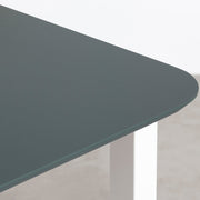 KanademonoのFENIXオリーブ天板にホワイトの角柱鉄脚を合わせたテーブル（角）