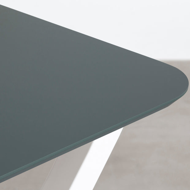 KanademonoのFENIXオリーブ天板にホワイトのXライン鉄脚を合わせたテーブル（角）