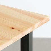 Kanademonoの岐阜桧天板とマットクリア塗装仕上げのスクエア鉄脚を組み合わせたテーブル（角）