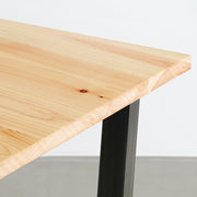 Kanademonoの岐阜桧天板とマットクリア塗装仕上げのトラペゾイド鉄脚を組み合わせたテーブル（角）