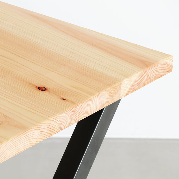 Kanademonoの岐阜桧天板とマットクリア塗装仕上げのＸライン鉄脚を組み合わせたテーブル（角）