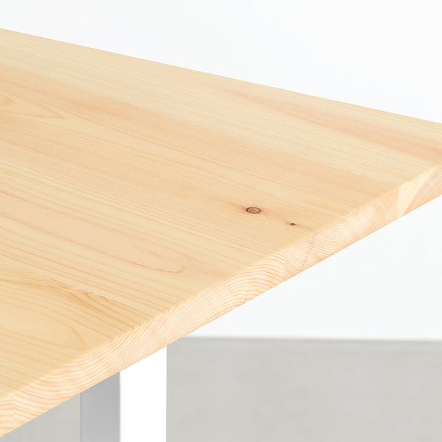 KANADEMONOの岐阜桧天板とマットホワイトのIライン鉄脚を組み合わせたシンプルモダンなテーブル（天板）