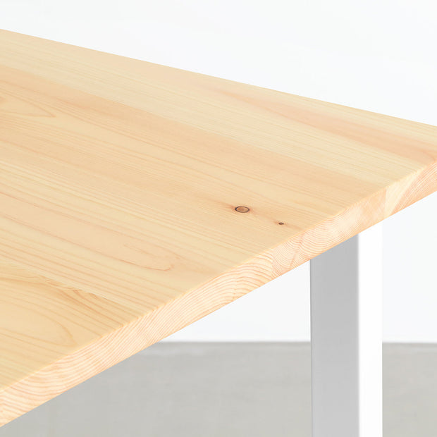 KANADEMONOの岐阜桧天板とマットホワイトのスクエア鉄脚を組み合わせたシンプルモダンなテーブル（天板）