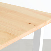 KANADEMONOの岐阜桧天板とマットホワイトのトラぺゾイド鉄脚を組み合わせたシンプルモダンなテーブル（天板）