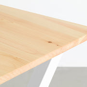 KANADEMONOの岐阜桧天板とマットホワイトのXライン鉄脚を組み合わせたシンプルモダンなテーブル（天板）