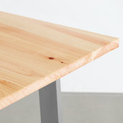 KANADEMONOの岐阜桧天板にベルラインのステンレス脚を合わせた、シンプルで華やかさのあるテーブル（角）