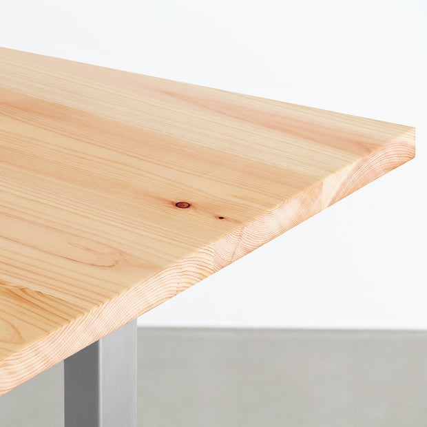 KANADEMONOの岐阜桧天板にIラインのステンレス脚を合わせた、シンプルで華やかさのあるテーブル（角）