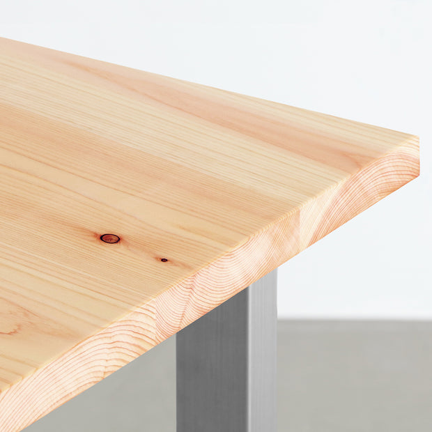 KANADEMONOの岐阜桧天板にスクエアのステンレス脚を合わせた、シンプルで華やかさのあるテーブル（角）