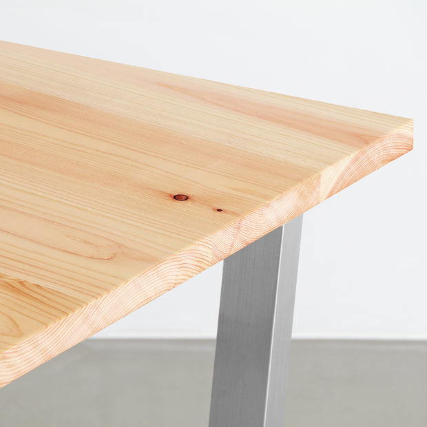 KANADEMONOの岐阜桧天板にトラペゾイド型のステンレス脚を合わせた、シンプルで華やかさのあるテーブル（角）