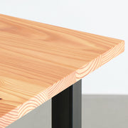 Kanademonoの飛騨唐松天板とマットクリア塗装仕上げのスクエア鉄脚を組み合わせたテーブル（角）