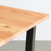 Kanademonoの飛騨唐松天板とマットクリア塗装仕上げのトラペゾイド鉄脚を組み合わせたテーブル（角）