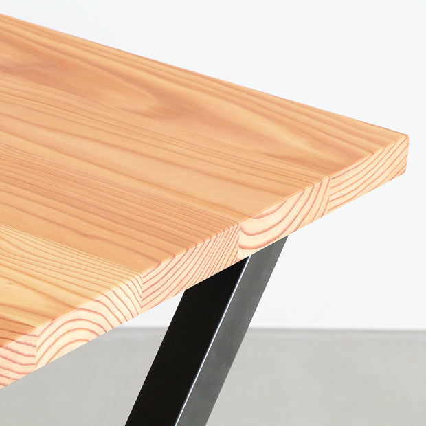 Kanademonoの飛騨唐松天板とマットクリア塗装仕上げのＸライン鉄脚を組み合わせたテーブル（角）