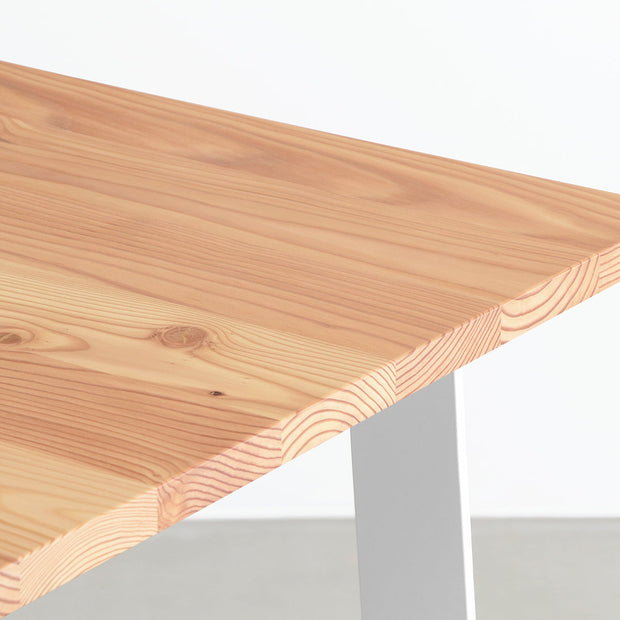 KANADEMONOの飛騨唐松天板とマットホワイトのAライン鉄脚を組み合わせたシンプルモダンなテーブル（天板）