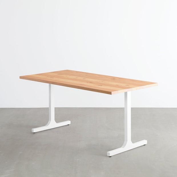 KANADEMONOの飛騨唐松天板とマットホワイトのIライン鉄脚を組み合わせたシンプルモダンなテーブル