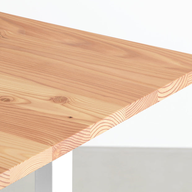 KANADEMONOの飛騨唐松天板とマットホワイトのIライン鉄脚を組み合わせたシンプルモダンなテーブル（天板）