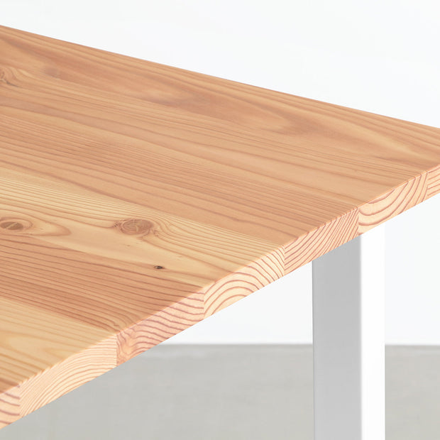 KANADEMONOの飛騨唐松天板とマットホワイトのスクエア鉄脚を組み合わせたシンプルモダンなテーブル（天板）