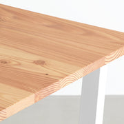 KANADEMONOの飛騨唐松天板とマットホワイトのトラぺゾイド鉄脚を組み合わせたシンプルモダンなテーブル（天板）