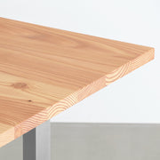 KANADEMONOの飛騨唐松天板にIラインのステンレス脚を合わせた、シンプルで華やかさのあるテーブル（角）