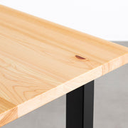 KANADEMONOの岐阜桧天板とマットブラックのスクエアH70鉄脚を組み合わせたシンプルモダンなテーブル（天板クローズアップ）