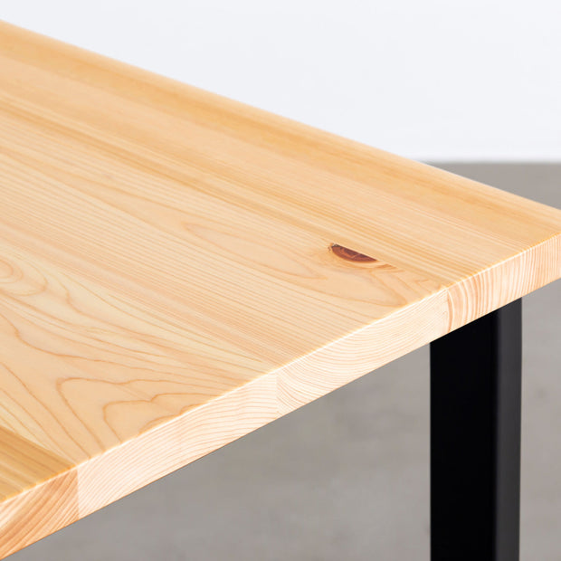 KANADEMONOの岐阜桧天板とマットブラックのレクタングル鉄脚を組み合わせたシンプルモダンなテーブル（天板クローズアップ）