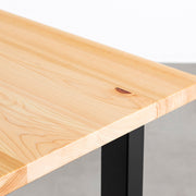 KANADEMONOの岐阜桧天板とマットブラックの配線孔付きスクエア鉄脚を組み合わせたシンプルモダンなテーブル（天板クローズアップ）