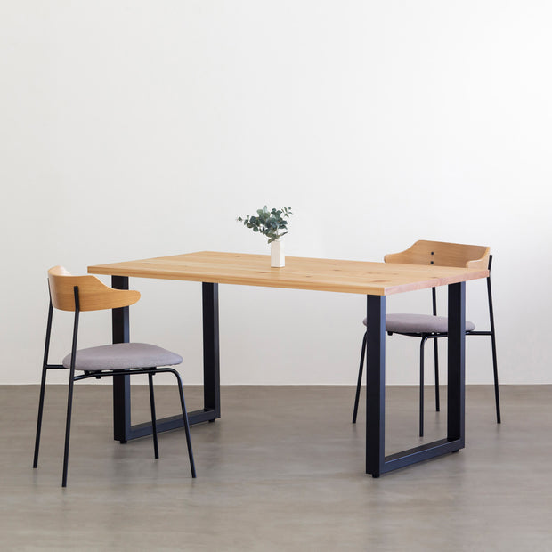 かなでもののヒノキの無垢材とマットブラックのスクエア鉄脚を組み合わせたシンプルモダンなテーブルの使用例1