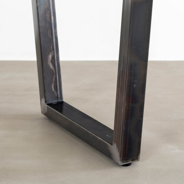 KanademonoのFENIXオリーブ天板にマットクリア塗装仕上げのトラペゾイド鉄脚を組み合わせたテーブル（脚）