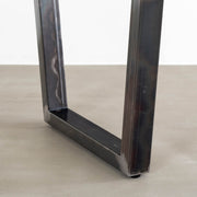 Kanademonoのブラックチェリー天板とマットクリア塗装仕上げのトラペゾイド鉄脚を組み合わせたテーブル（脚）