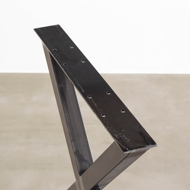 Kanademonoのマットクリア塗装仕上げのXラインのテーブル脚（上部プレート部分）