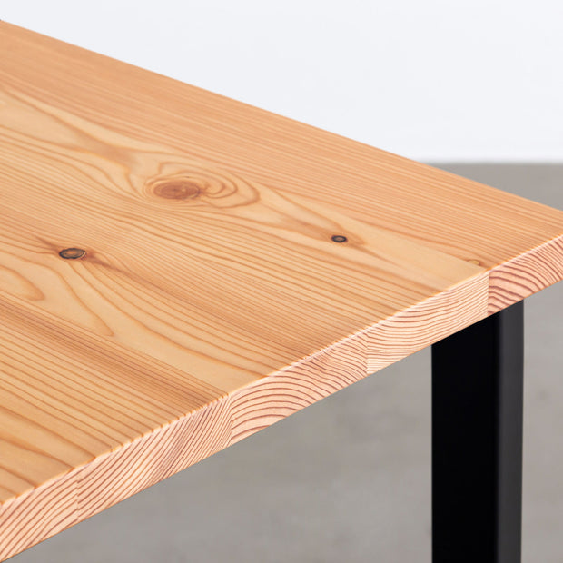 KANADEMONOの飛騨唐松天板とマットブラックのレクタングル鉄脚を組み合わせたシンプルモダンなテーブル（天板クローズアップ）