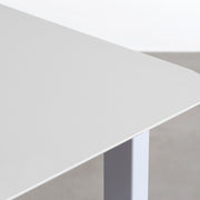 KanademonoのFENIXライトグレー天板にCloudカラーのスクエアスチール脚を組み合わせたテーブル（天板角）