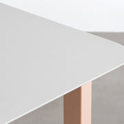 KanademonoのFENIXライトグレー天板にCoralカラーのスクエアスチール脚を組み合わせたテーブル（天板角）