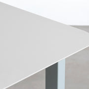 KanademonoのFENIXライトグレー天板にEucalyptusカラーのスクエアスチール脚を組み合わせたテーブル（天板角）