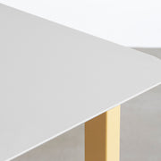 KanademonoのFENIXライトグレー天板にMarigoldカラーのスクエアスチール脚を組み合わせたテーブル（天板角）