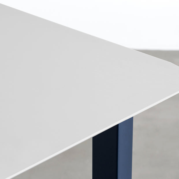 KanademonoのFENIXライトグレー天板にMineralBlueカラーのスクエアスチール脚を組み合わせたテーブル（天板角）