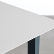 KanademonoのFENIXライトグレー天板にRosemaryカラーのスクエアスチール脚を組み合わせたテーブル（天板角）