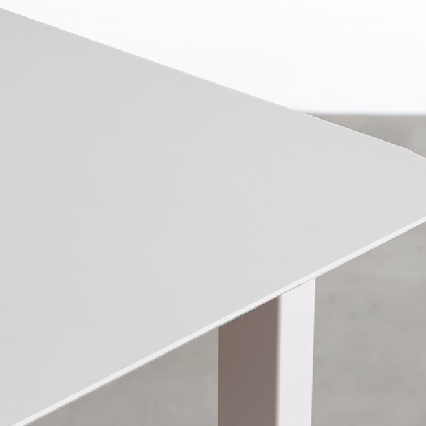 KanademonoのFENIXライトグレー天板にSandBeigeカラーのスクエアスチール脚を組み合わせたテーブル（天板角）