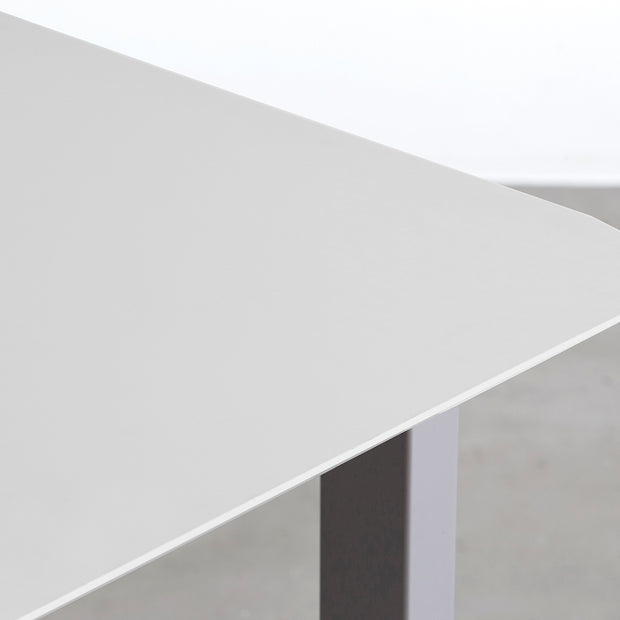 KanademonoのFENIXライトグレー天板にStoneカラーのスクエアスチール脚を組み合わせたテーブル（天板角）