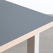 KANADEMONOのリノリウムAsh天板にSandBeigeカラーのスクエアスチール脚を組み合わせたテーブル（天板エッジ）