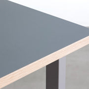KANADEMONOのリノリウムAsh天板にStoneカラーのスクエアスチール脚を組み合わせたテーブル（天板エッジ）