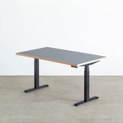 ファニチャーリノリウム素材のAsh天板と、ブラックの電動昇降脚を組み合わせた、デザイン性も機能性もスマートなテーブル