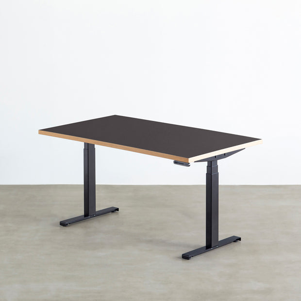 ファニチャーリノリウム素材のCharcoal天板と、ブラックの電動昇降脚を組み合わせた、デザイン性も機能性もスマートなテーブル