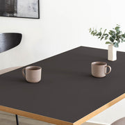 KanademonoのリノリウムChacoal天板にブラックの鉄脚を合わせたテーブル（ダイニング使用例）