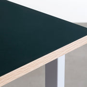 KANADEMONOのリノリウム天板(Conifer)とCloudカラーのスクエアスチール脚を組み合わせたテーブル（天板エッジ）