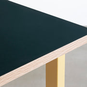 KANADEMONOのリノリウム天板(Conifer)とMarigoldカラーのスクエアスチール脚を組み合わせたテーブル（天板エッジ）