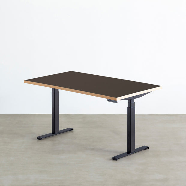 ファニチャーリノリウム素材のIron天板と、ブラックの電動昇降脚を組み合わせた、デザイン性も機能性もスマートなテーブル