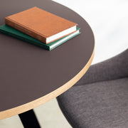 かなでもののファニチャーリノリウムMauveの天板とマットブラックの3pinアイアン脚を組み合わせたすっきりとしたデザインのカフェテーブル（使用例）