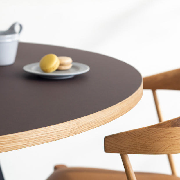 かなでもののファニチャーリノリウムMauveの天板とマットブラックの3pinアイアン脚を組み合わせたすっきりとしたデザインのカフェテーブル（使用例2）