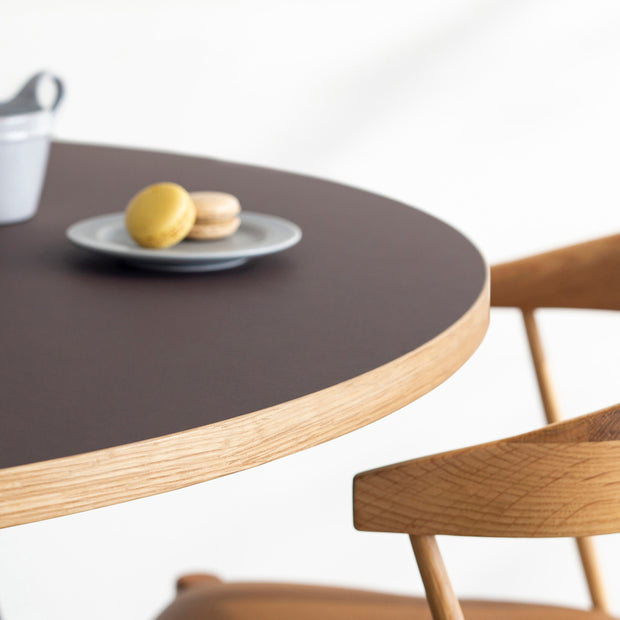 Kanademonoリノリウム・Mauveのラウンド天板とデザイン性の高いXラインの脚を組み合わせたカフェテーブルの使用例4