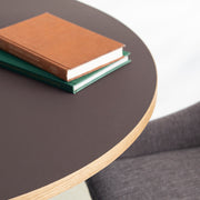 Kanademonoリノリウム・Mauveのラウンド天板とデザイン性の高いXラインの脚を組み合わせたカフェテーブルの使用例5